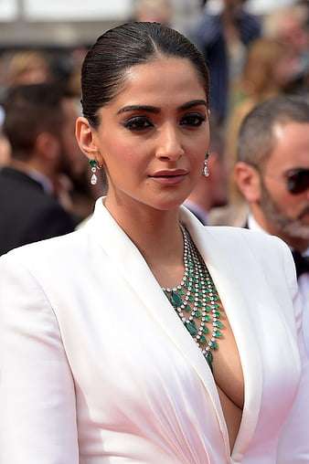 iphone 14 sonam kapoor wallpaper 5